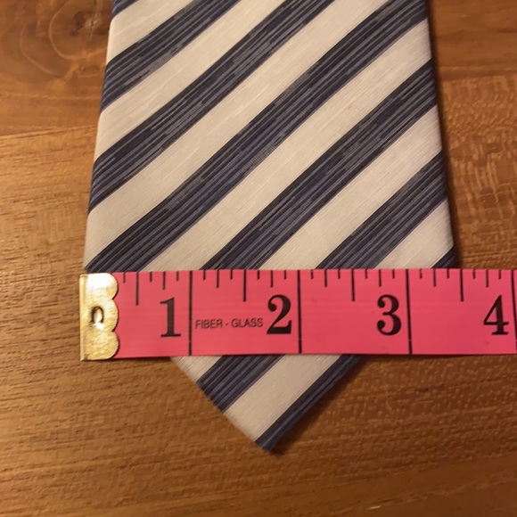 Hugo Boss tie - Picture 7 of 9